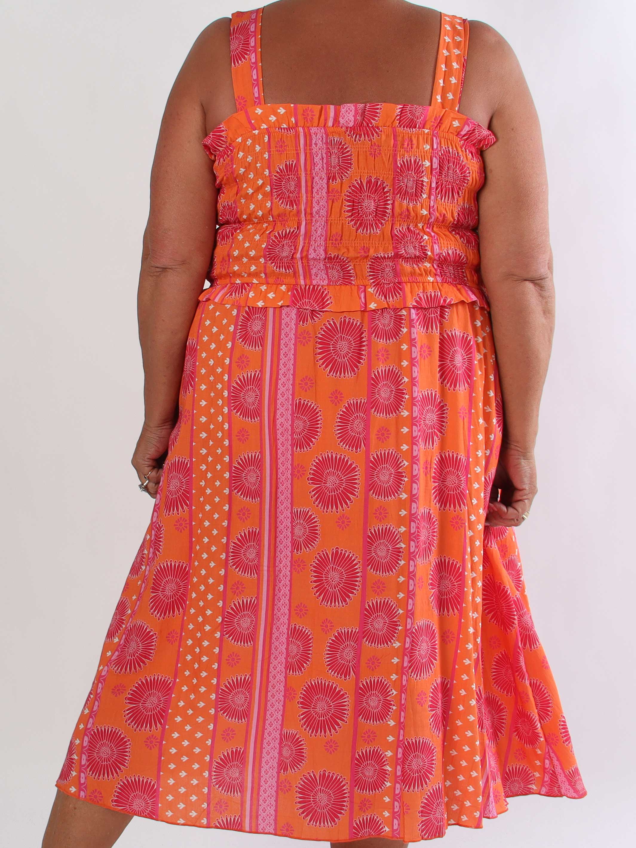 Marisol Sunburst - Blomstret plus size sommerkjole i viskose med smock henover brystet
